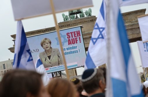 In Berlin haben mehrere tausend Menschen gegen Antisemitismus demonstriert. Weitere Impressionen der Veranstaltung gibt es in der folgenden Bilderstrecke. Foto: dpa