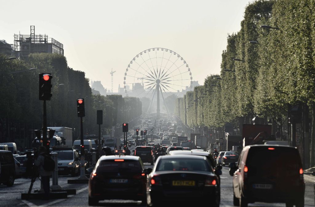 Nach dem Angriff in Paris geht auf der Champs-Élysées alles scheinbar wieder seinen gewohnten Gang. Am Tag nach dem Angriff hat die Polizei weitere Personen vernommen.