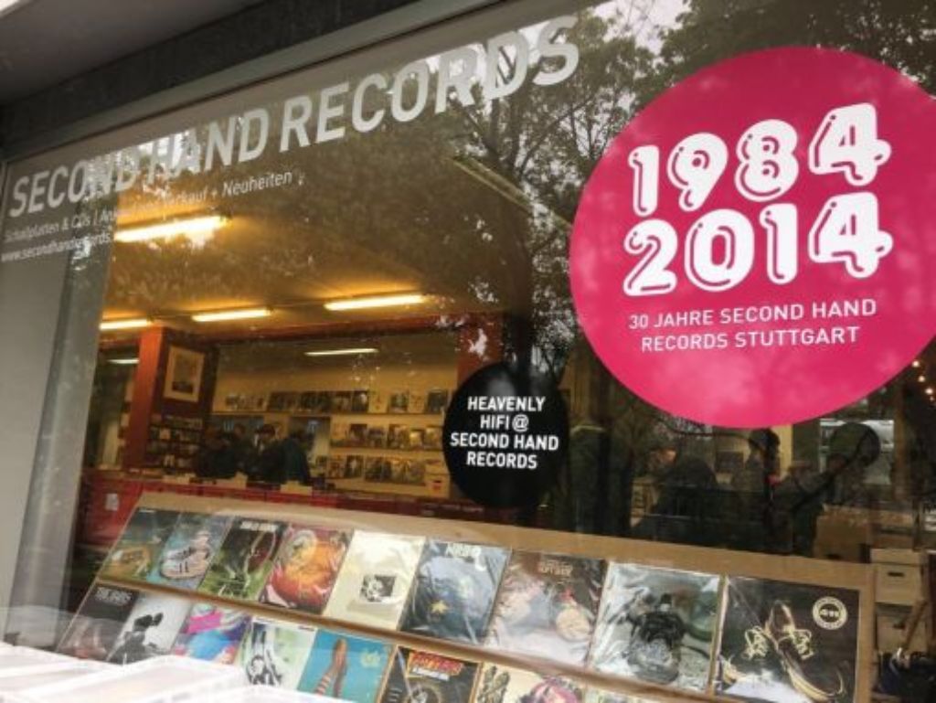 "Second Hand Records" ist so etwas wie der stets bestens bestückte Dealer für all die hoffnungslos süchtigen Vinyl-Junkies da draußen. In der Leuschnerstraße 3, in der Nähe der Liederhalle, werden die "Süchtigen" von einem Überangebot an runden schwarzen Scheiben überrollt, Inhaber und Vinyl-Gott Rainer Rupp schätzt die Gesamtzahl auf rund 100.000 Platten. Geöffnet hat der Laden Mo-Fr 11-20 Uhr und Sa 11-18 Uhr.