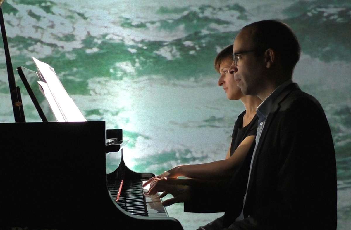 Das Klavierduo Jost Costa spielt in „Meeresgeflüster“ ein Stück von Debussy.