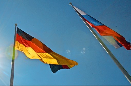 Die deutsche und die russische Fahne ins schönste Licht getaucht: reibungsfrei sind die Beziehungen beider Länder aber nicht. Foto: dpa