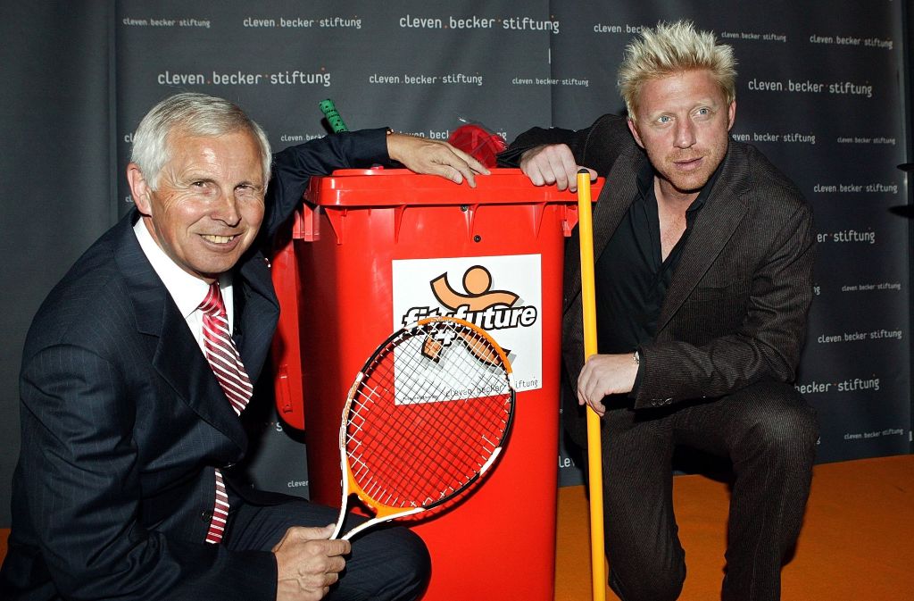 Ein Foto aus besseren Tagen: Die früheren Geschäftspartner Cleven (links) und Becker werben 2005 in München für ihre gemeinsame Stiftung. Foto: dpa