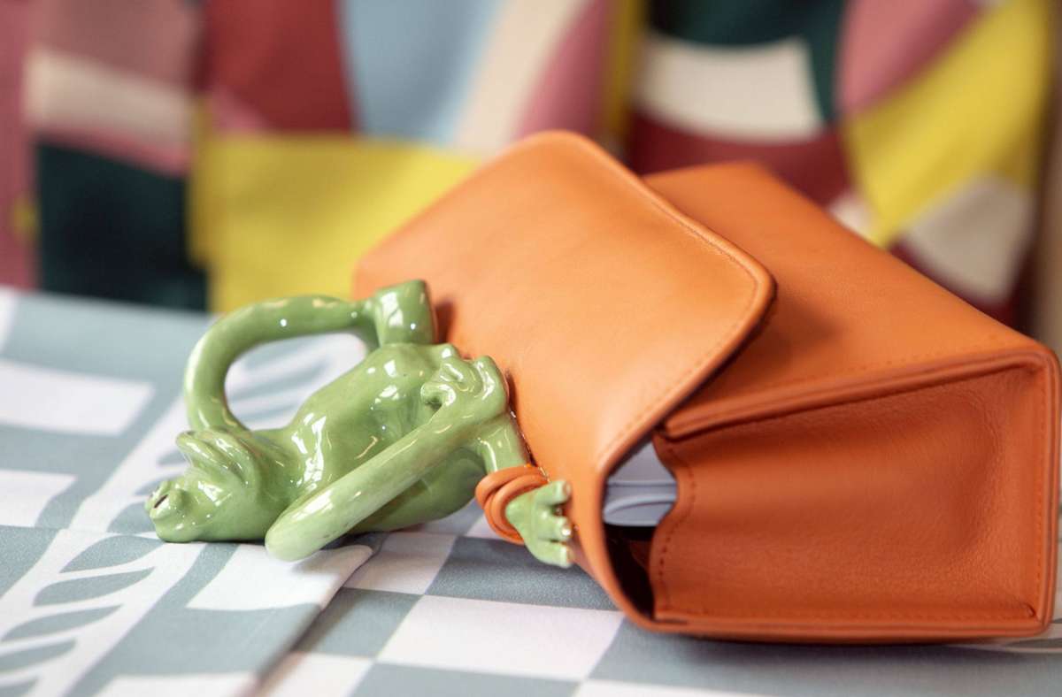 Tatsächlich! Máximas Handtasche hat einen Frosch als Henkel – ausgefallen und trendy.