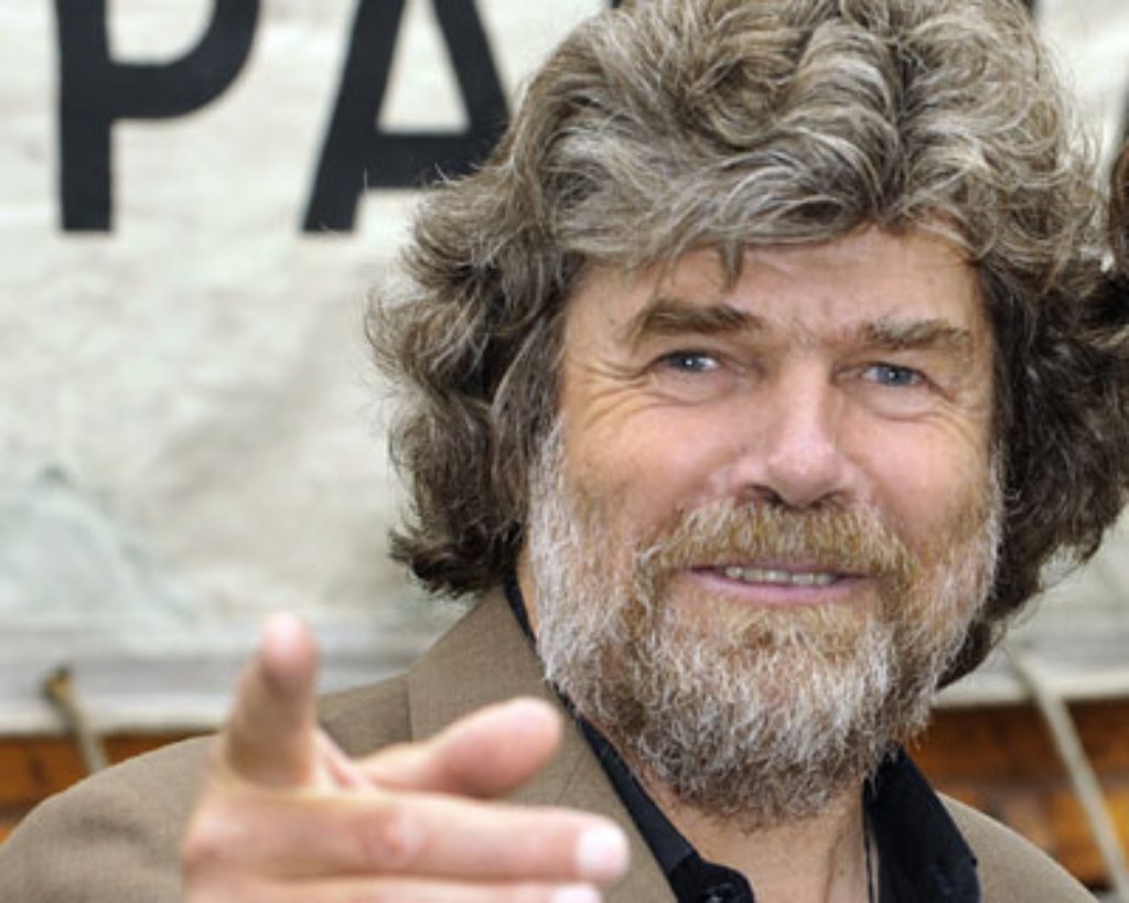Ein neues Buch gibt es auch: Mit 70 Begriffen stellt Messner sich und sein Leben dar. „Über Leben“ ist der Titel. Auf über 300 Seiten gratuliert er sich selbst zum Geburtstag.