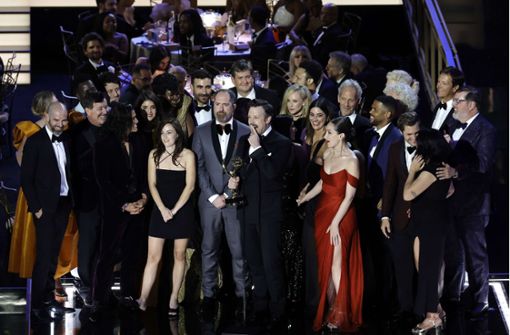 Das Team von „Tad Lasso“ freut sich in der Nacht von Montag auf Dienstag über die Auszeichnung als beste Comedy-Serie Foto: AFP/KEVIN WINTER