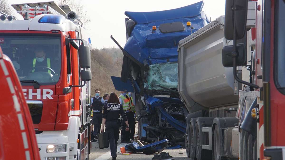Lkw-Fahrer ums Leben gekommen: Etliche Gaffer filmen tödlichen Unfall auf A8 bei Pforzheim