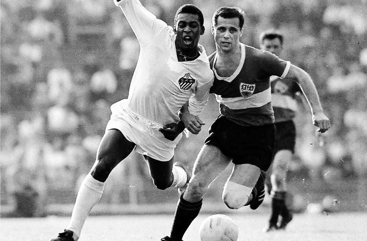 Pelé im Duell mit VfB-Profi Günter Seibold im Juni 1963 beim Freundschaftsspiel des FC Santos im Stuttgarter Neckarstadion.