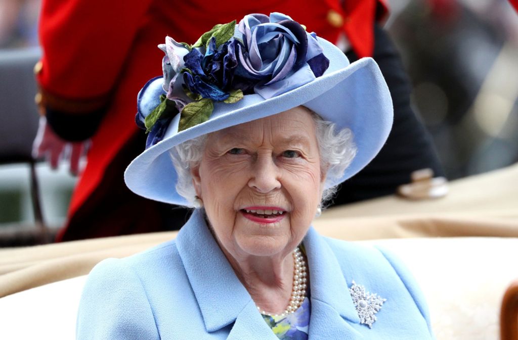 Zartes Blau trug auch Queen Elizabeth II. Die Töne ihres Kleides finden sich auch auf ihrem Hut wieder.