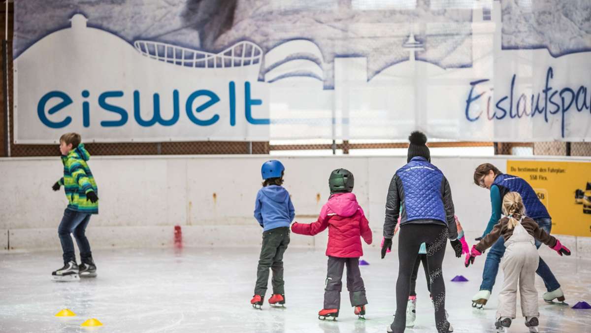  Die Eisbahn am Stuttgarter Schlossplatz wurde wieder abgebaut. Doch zum Glück gibt es in der Region diverse Möglichkeiten, Schlittschuh zu laufen oder mal Eisstockschießen auszuprobieren. Eine Übersicht über die schönsten Eishallen. 