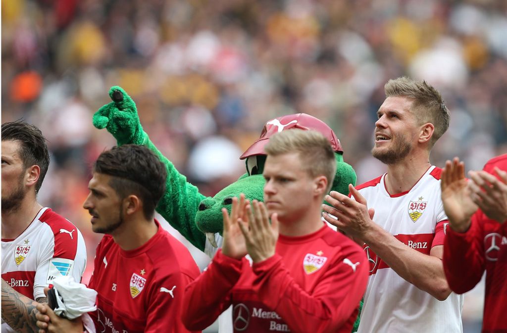 Versöhnlicher Abschluss: 3:3 nach 0:3 – nach dem Schlusspfiff bedanken sich die VfB-Spieler beim Anhang.