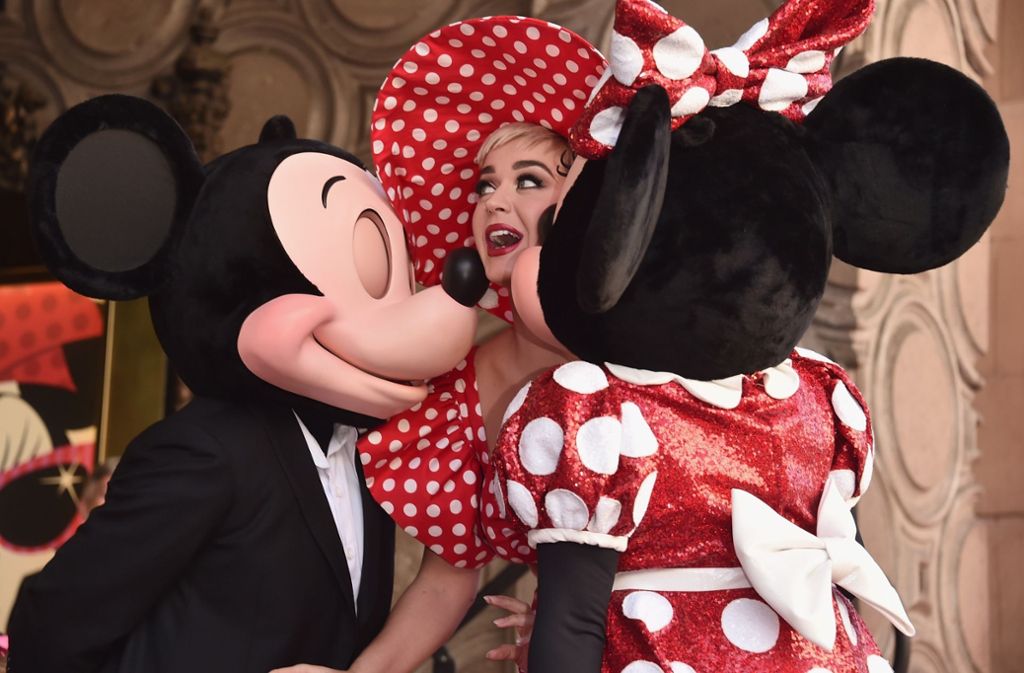 Küsschen für Katy Perry: Micky und Minnie herzten die Sängerin.