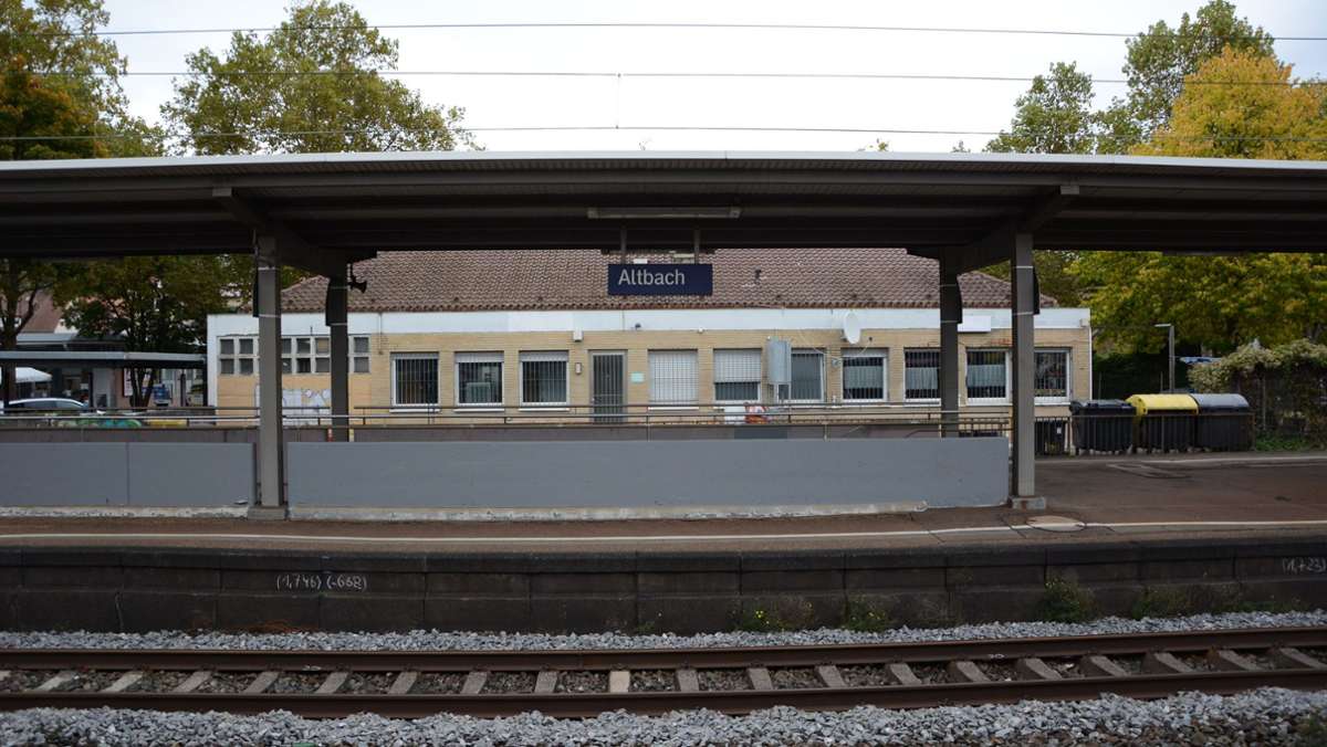 Bahnhof Altbach: Einkaufswagen auf dem Gleis beschädigt S-Bahn