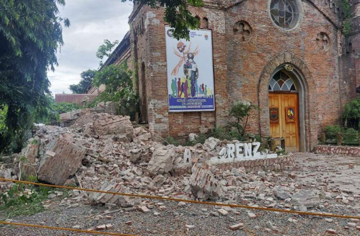 Die Trümmer des Kirchturms San Lorenzo Ruiz liegen nach einem Erdbeben vor der Kirche.