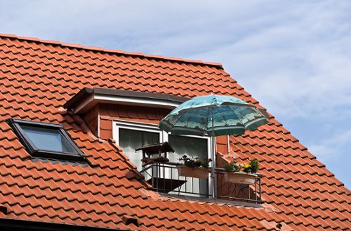 Vogelhaus, Balkonkasten, Sonnenschirm – für viele sieht so ein heimeliger Balkon aus. Foto: PantherMedia / Daniel Bolloff
