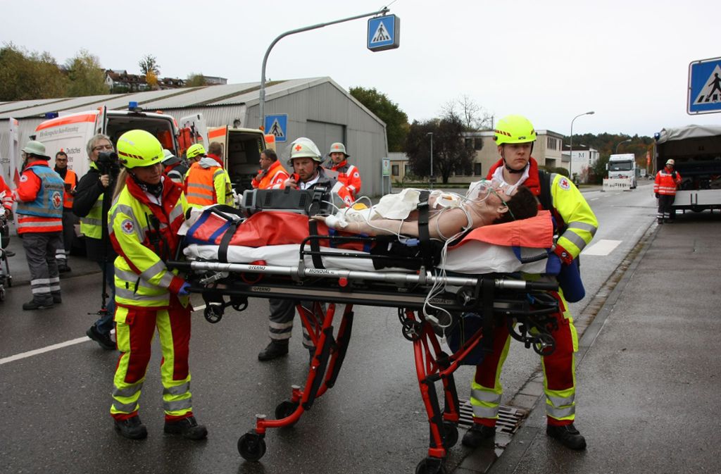 23 Verletzte, elf davon schwer, werden die Helfer Stunden später versorgt haben.