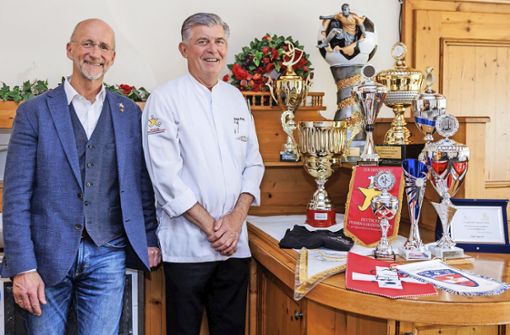 Matthias Heitzer und Franz Feckl (rechts) präsentieren eine Auswahl der bislang errungenen Pokale der kickenden Köche. Foto: Stefanie Schlecht