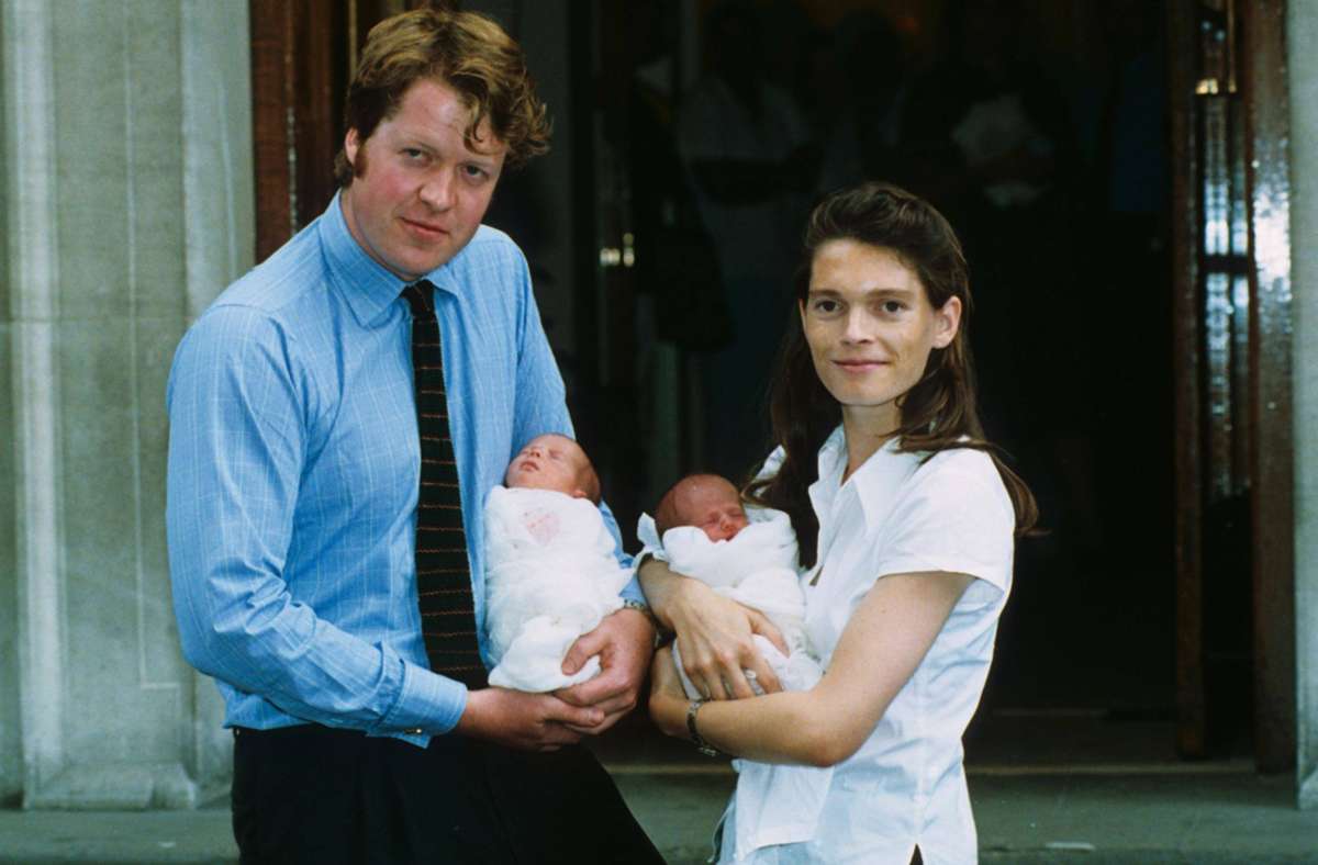 1990 kam Kitty zur Welt, zwei Jahre später die Zwillinge Eliza und Amelia (Foto). Als die Mädchen das exklusive St. Mary’s Hospital in London verlassen, warten schon die Fotografen.
