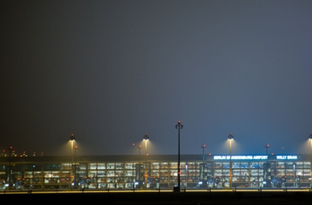 August 2004: Das Genehmigungsverfahren für den Flughafen wird mit dem Planfeststellungsbeschluss abgeschlossen.