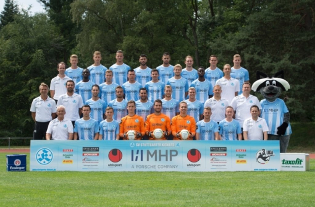Die Mannschaft der Stuttgarter Kickers für die Saison 2015/16. Und Maskottchen "Waldi" ist auch dabei.