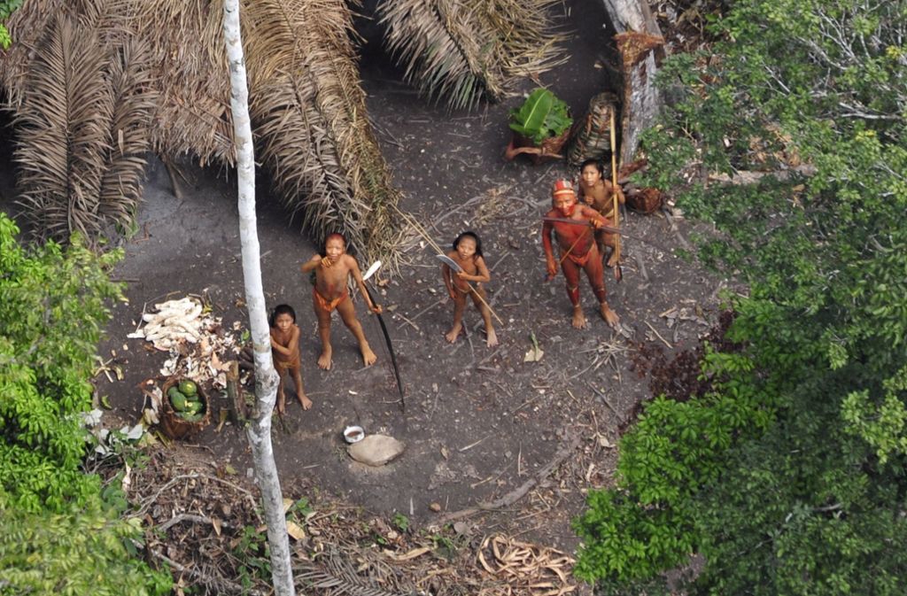 Dieses Foto aus dem Jahr 2011 zeigt Mitglieder eines unkontaktierten Stammes, der im Amazonas von einem Flugzeug aufgenommen wurde. Die Aufnahmen wurden von einem BBC-Filmteam aus einem Kilometer Entfernung aufgenommen, um Störungen für die Gruppe zu vermeiden.