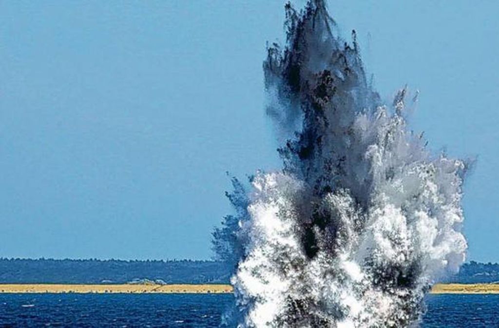 Zwei Wasserbomben aus dem Zweiten Weltkrieg werden in der Ostsee gezielt gesprengt.