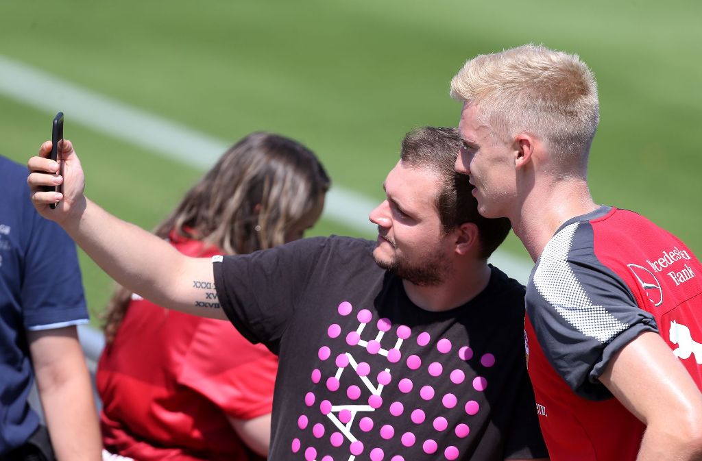 Timo Baumgartl bei Selfies mit den Fans