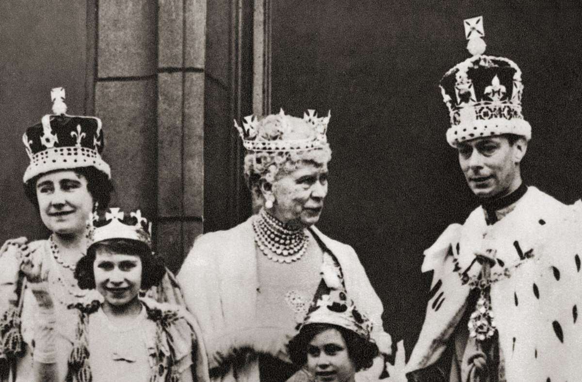 An seiner Stelle besteigt sein Bruder Bertie als George VI. den Thron.