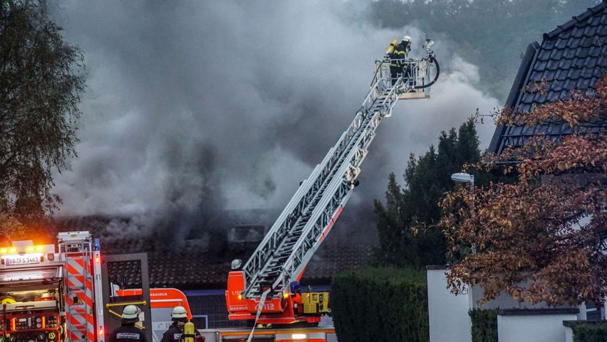 Sindelfingen-Maichingen: Loderndes Feuer im Dachstuhl