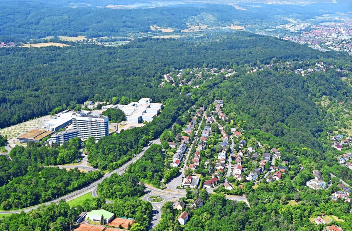 Die Gerlinger Höhe heute: Bosch ist weithin sichtbar. Der Umzug von Stuttgart war 1970 abgeschlossen. Vorne im Bild das Gebiet Schillerhöhe.
