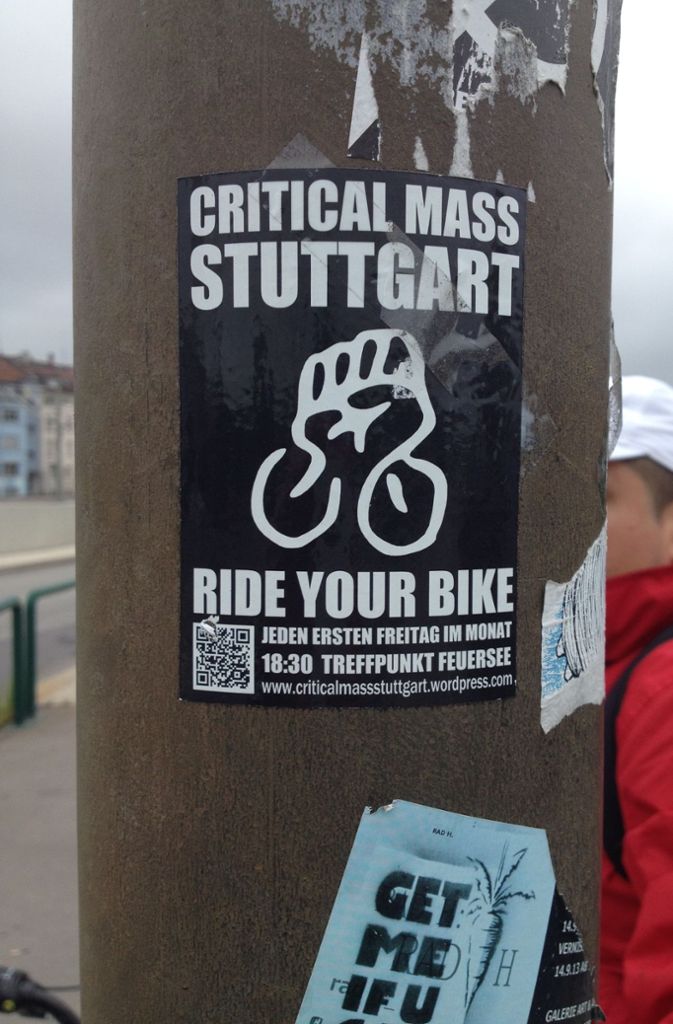 Das Fahrrad des Protest-Radlers ist eine Wall of Fame der Aufkleber: Critical Mass, Stuttgart erstickt, S21 stoppen, Nein zur AfD. Sein Hobby ist der Besuch von Demos. Am liebsten trägt er grelle Warnwesten.
