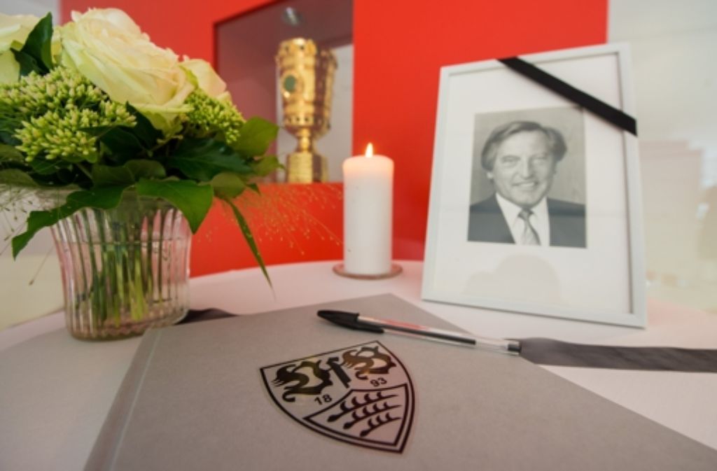 Ein Kondolenzbuch für den verstorbenen  Gerhard Mayer-Vorfelder liegt am 19.08.2015 im Clubzentrum des VfB Stuttgart in Stuttgart  aus. Foto: dpa
