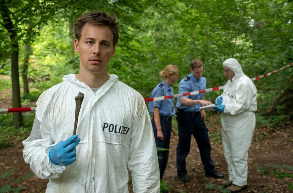 Beim Absuchen des Tatorts ist Marc (Timmi Trinks, l.) auf das Skelett eines Menschen gestoßen. Ein weiterer Mord?