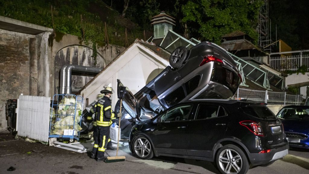 Stuttgart-Süd: Auto stürzt nach Umparkversuch Abhang hinunter