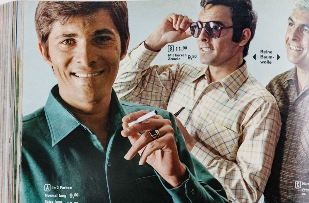 In den Otto-Katalogen der 1950er und 1960er Jahre präsentierten rauchende Männer mit Pfeifen oder Zigaretten und einem Drink in der Hand ihre Hemden, Hosen und Sakkos.