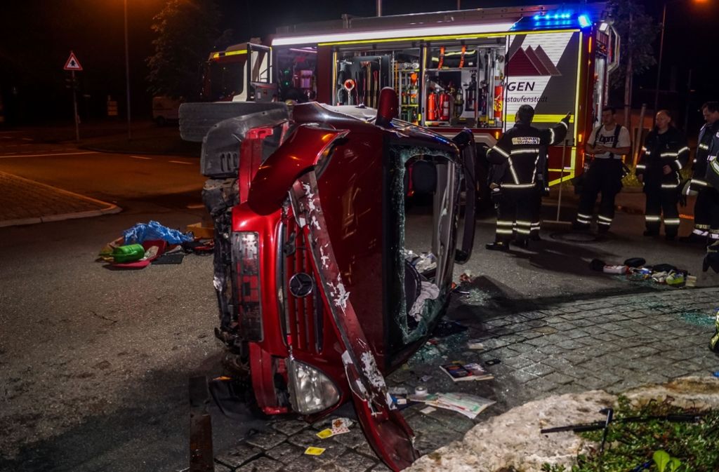 Der 77-jährige Fahrer überschlug sich und musste von der Feuerwehr aus seinem Auto befreit werden.