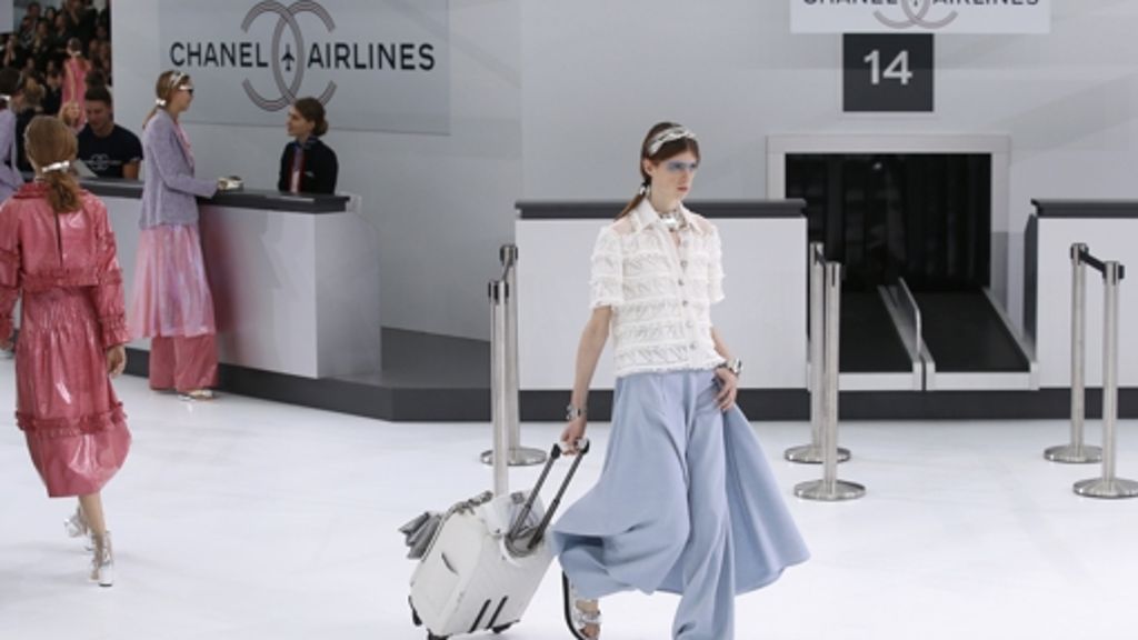  Auch die Großen wie Chanel und Saint Laurent zeigten nun bei der Fashion Week in Paris ihre Looks für Frühjahr und Sommer im nächsten Jahr. Von clean bis düster, über futuristisch bis 70’s kam so mancher Look daher. Natürlich durften auch die Promis bei diesen Shows nicht fehlen. 