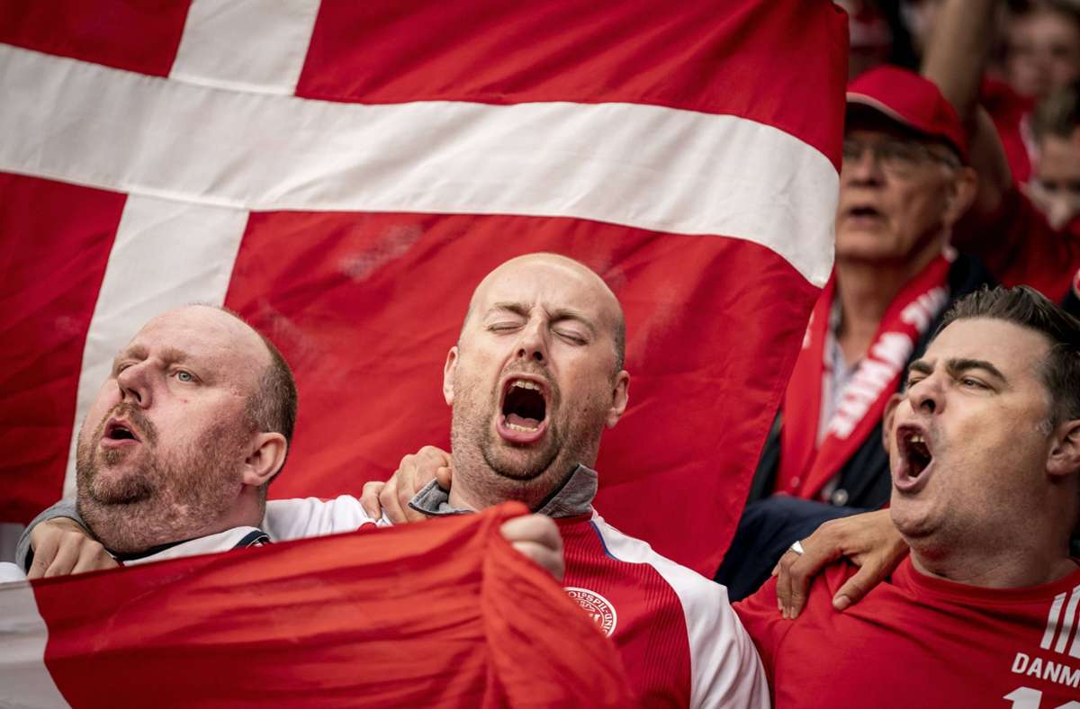 Die dänischen Fans singen voller Inbrunst.