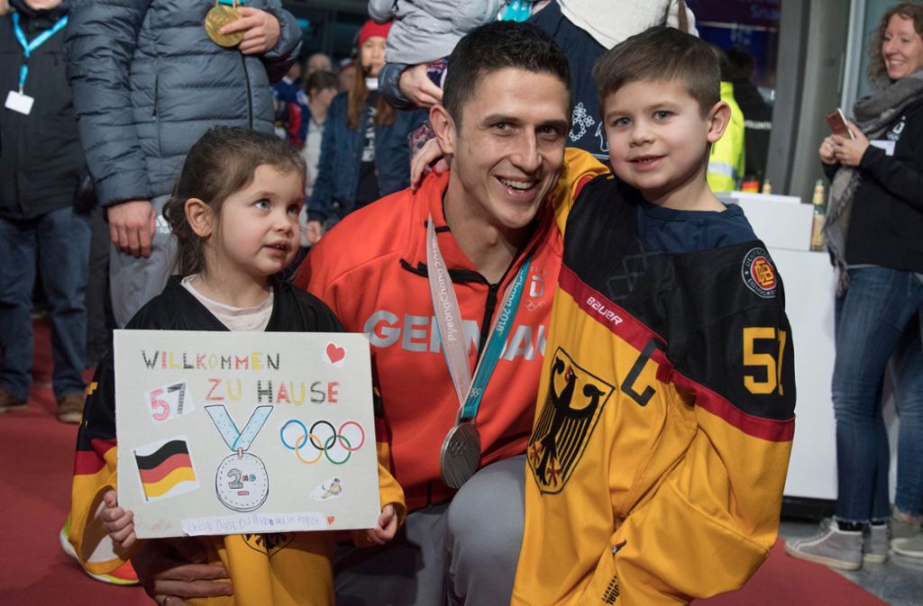 Auch Eishockey-Nationalspieler Marcel Goc wird von seinen Kindern begrüßt.