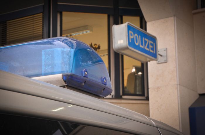 Polizeieinsatz in Urbach: Mann mit Messern droht, Hunde zu töten