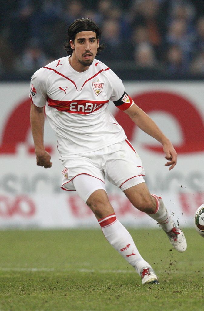 Sein älterer Bruder Sami Khedira stand in der Bundesliga 98 Mal für den VfB Stuttgart auf dem Platz. Zusammen bringen es die beiden Öffinger auf 184 Bundesligaeinsätze.