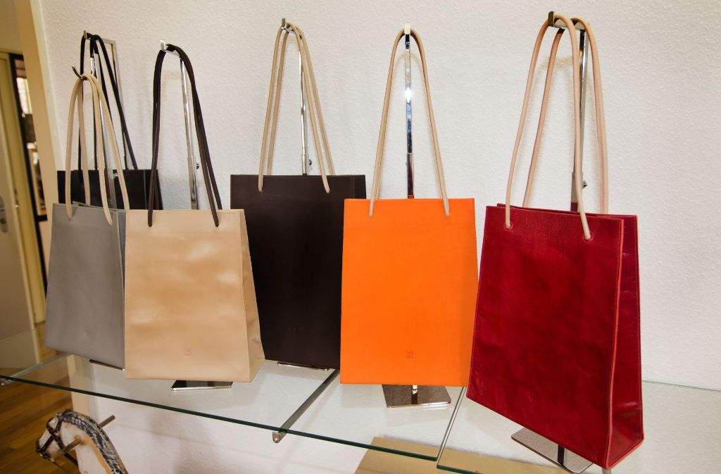 Eines der beliebtesten Modelle aus Mayers Ledermanufaktur ist die „Einkaufstasche“ in unterschiedlichen Farbkombination.