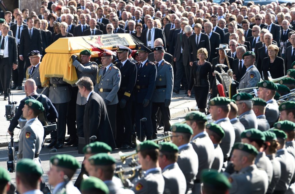Angehörige und Politiker begleiten den Sarg nach dem Staatsakt für den früheren Bundespräsidenten Walter Scheel zum militärischen Abschiedszeremoniell.
