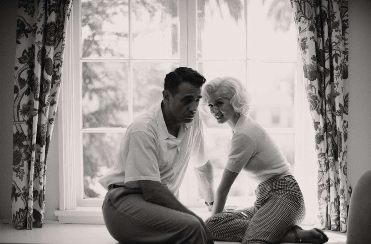 Marilyn Monroe (Ana de Armas) mit dem Baseball-Star Joe DiMaggio (Bobby Cannavale)