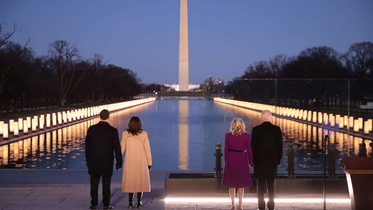  400 Lichter wurden am Wasserbecken vor dem Lincoln Memorial entzündet – 400 Lichter für 400.000 Menschen, die in den USA an einer Coronavirus-Erkrankung gestorben sind. 