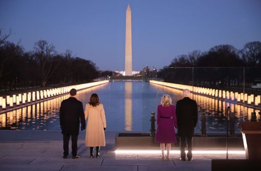 Joe und Jill Biden (rechts) gedenken zusammen mit Kamala Harris und „Second Gentleman“ Doug Emhoff den Toten der Corona-Pandemie. Foto: AFP/CHIP SOMODEVILLA