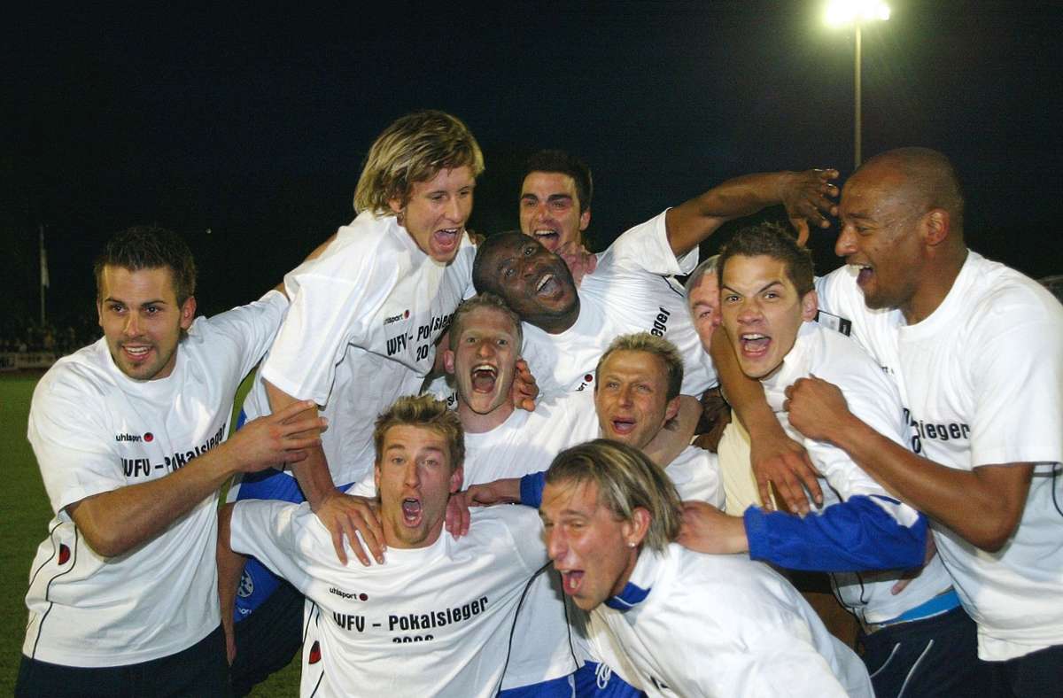 Riesenjubel bei den Kickers-Spielern nach dem Cupsieg 2006.