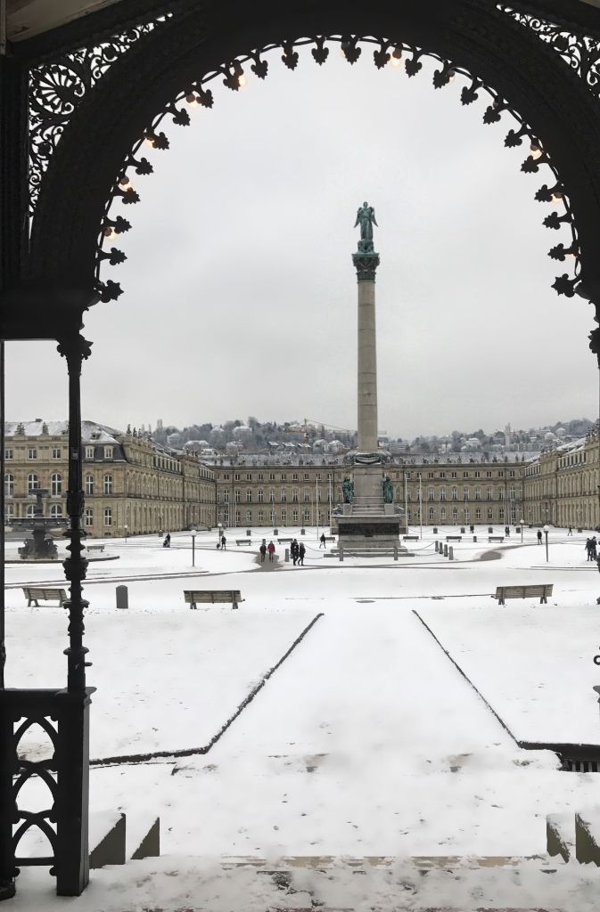 Auch der Schlossplatz in Stuttgart ist mit Schnee bedeckt.