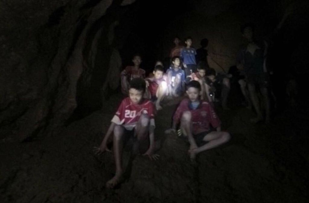 Die zwölf Jugendlichen und ihr Betreuer sind seit dem 23. Juni in der weitläufigen Tham-Luang-Höhle in Thailand eingeschlossen .