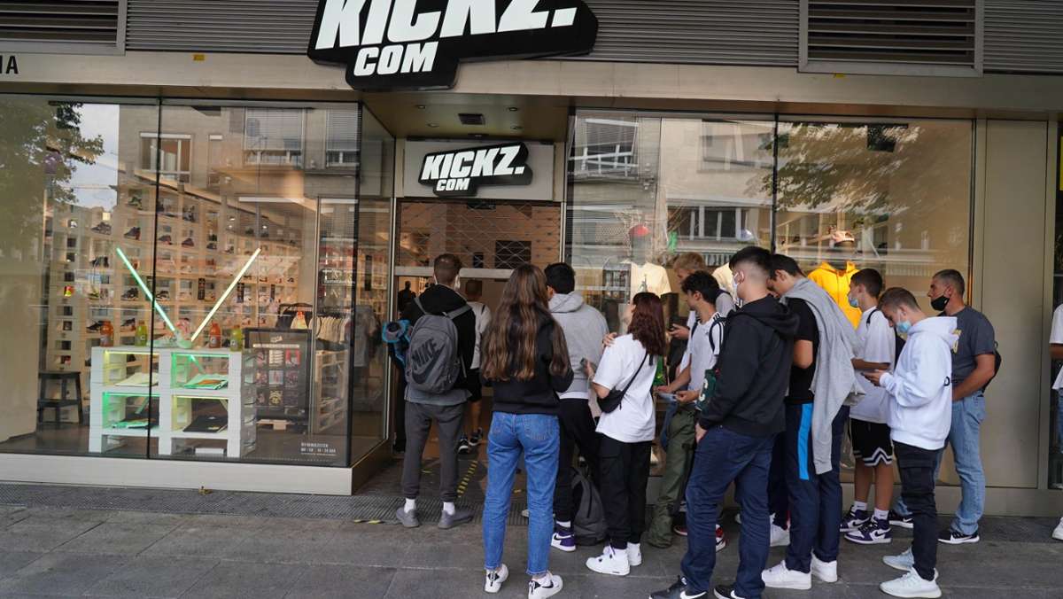 Sneaker-Release in Stuttgart: Turnschuhfans übernachten auf der Königstraße