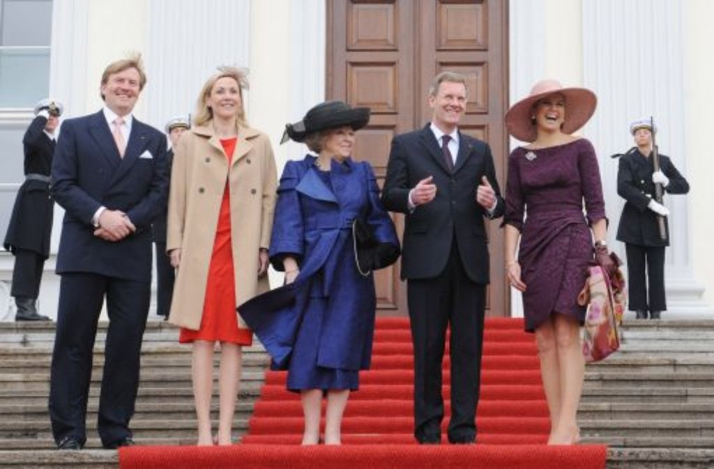 Im April 2011 haben die Wulffs royalen Besuch im Schloss Bellevue: Die niederländische Königsfamilie reist in Form von Königin Beatrix (Mitte), Kronprinz Willem-Alexander (links) und Prinzessin Máxima (rechts) an.